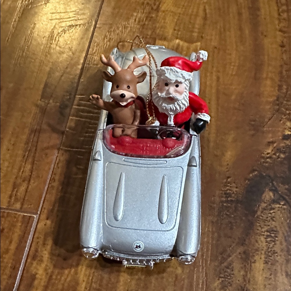 1957 Chevy Corvette With Santa and Reindeer Christmas Ornament Metal Maisto car